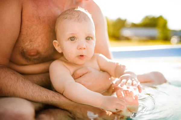 Malý chlapeček se svým otcem v bazénu. — Stock fotografie