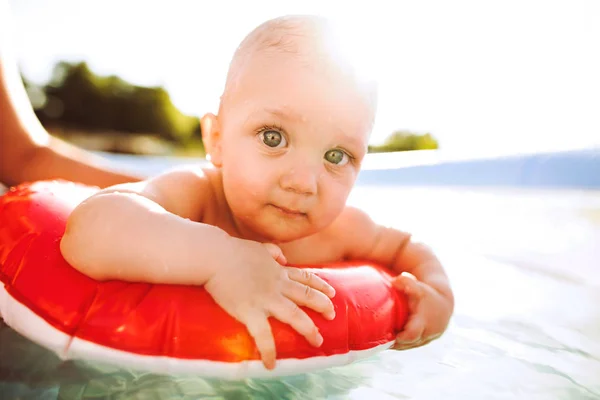 Little baby boy in the swimming pool. — Stock Photo, Image