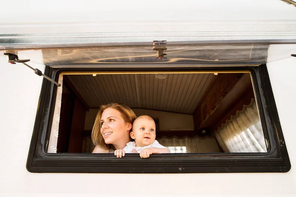 Syn matka a dítě v karavan. — Stock fotografie