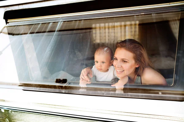 Mère et bébé fils dans un camping-car . — Photo