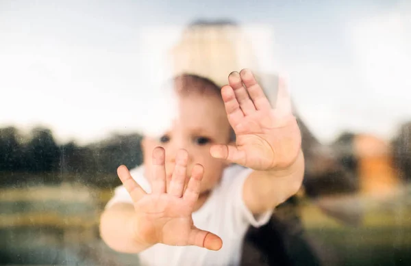 Bambino alla finestra . — Foto Stock
