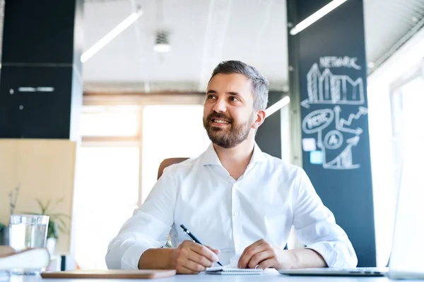 Empresário na mesa em seu escritório . — Fotografia de Stock