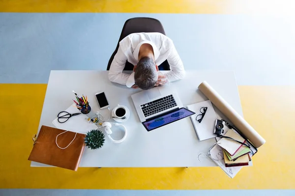 Empresario en el escritorio con portátil en su oficina . —  Fotos de Stock