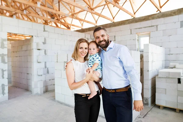 Coppia giovane con un bambino in cantiere . — Foto Stock