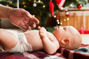 Noel zamanı, erkek bebek ile tanınmaz baba.
