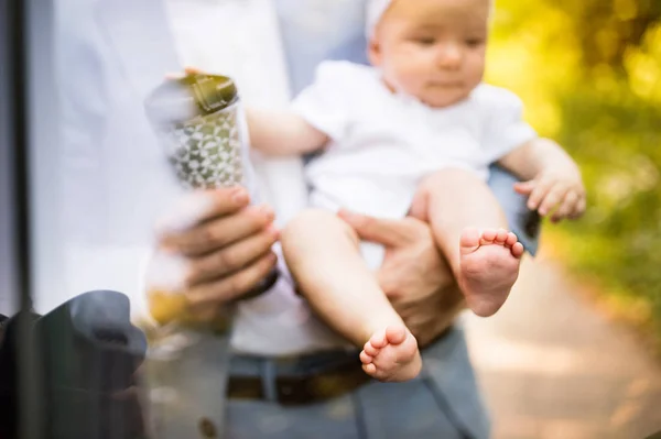 Hombre irreconocible llevando a su niña . — Foto de Stock