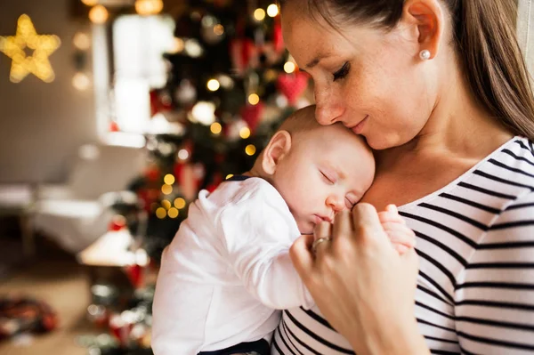 Jovem com um menino na época do Natal . — Fotografia de Stock