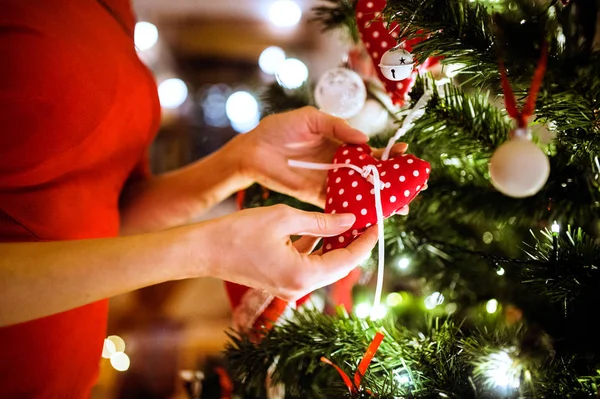 Irriconoscibile giovane donna decorazione albero di Natale . — Foto Stock