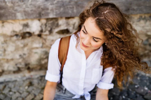 Beautiful young teenage girl in the old town. — Stock Photo, Image