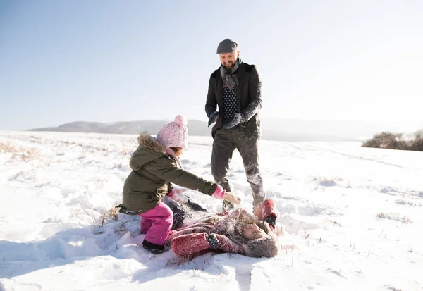 Far, mor och deras dotter ha kul i vinter natur. — Stockfoto