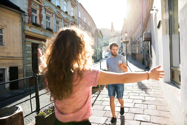 Unga par med smartphones på gatan. — Stockfoto