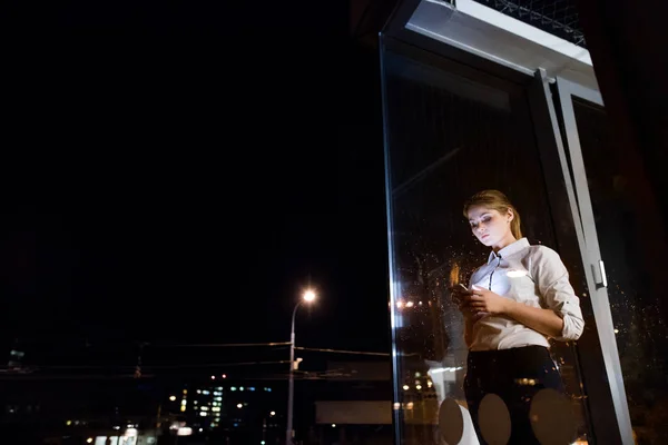 Mujer de negocios con tableta trabajando hasta tarde en la noche . —  Fotos de Stock