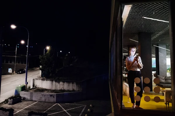 Mujer de negocios con tableta trabajando hasta tarde en la noche . — Foto de Stock