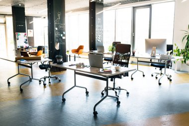 Büyük parlak boş modern ofis işten sonra iç.
