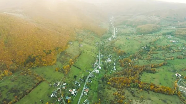 スロバキアの丘の小さな町の空撮。秋の自然. — ストック写真