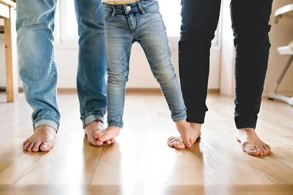 Vacker ung familj. Bara fötter av mor, far och dotter — Stockfoto