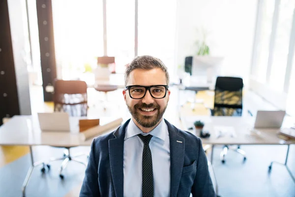 Giovane uomo d'affari hipster con cravatta e occhiali in ufficio . — Foto Stock