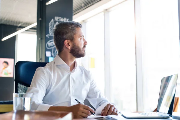 Affärsman på skrivbord med laptop i hans kontor. — Stockfoto