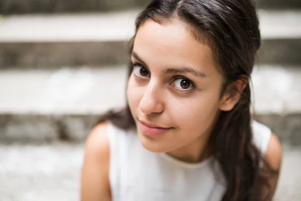 Schöne Teenager-Studentin sitzt auf Steinstufen. — Stockfoto