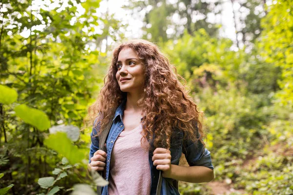 Teenager-Mädchen beim Wandern im Wald. Sommerferien. — Stockfoto