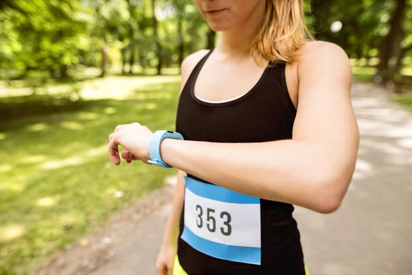 无法辨认的女人去跑步之前设置的手表. — 图库照片