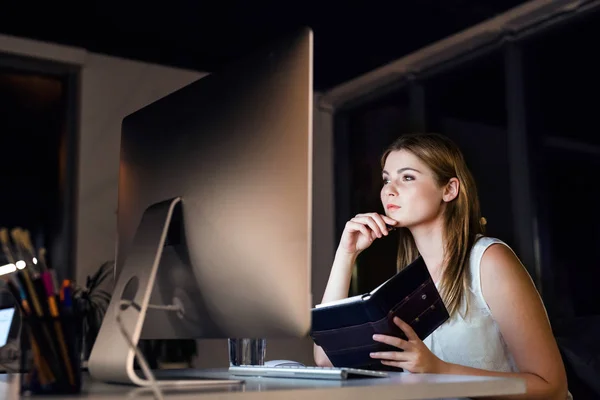 Empresária em seu escritório à noite trabalhando até tarde . — Fotografia de Stock