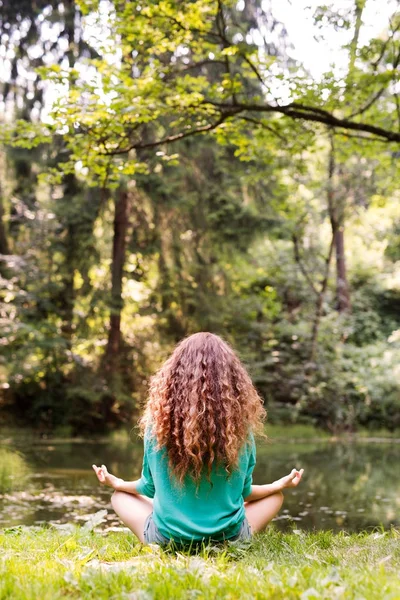 Chica irreconocible practica yoga en el bosque matutino . — Foto de Stock