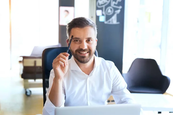 Empresario en el escritorio de su oficina . —  Fotos de Stock