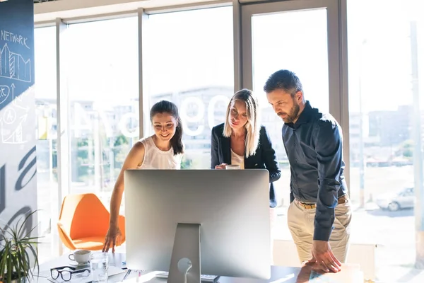 Trois hommes d'affaires au bureau travaillent ensemble . — Photo