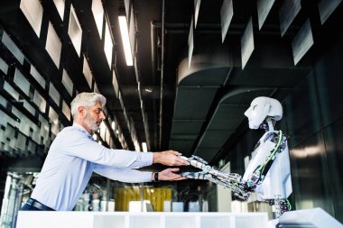 Olgun işadamı veya robot olan bir bilim adamı.