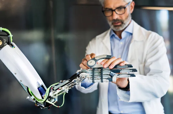 Olgun işadamı veya bir robot olan bilim adamı.