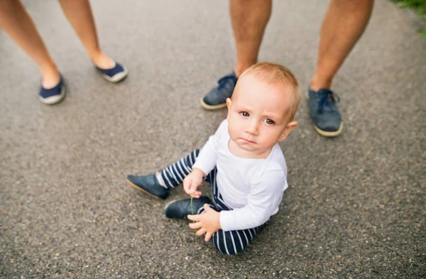 Kleine jongen zitten op de stoep in de natuur. — Stockfoto