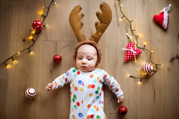 Bambino bambino sul pavimento a Natale . — Foto Stock