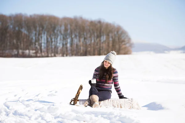 Vacker ung kvinna med fika i vinter natur — Stockfoto