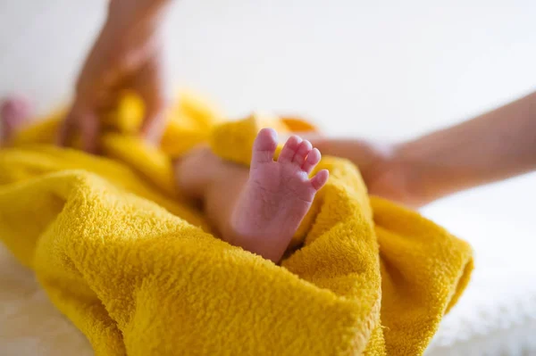 Unerkennbare Mutter trocknet ihren Sohn nach einem Bad mit Handtuch — Stockfoto