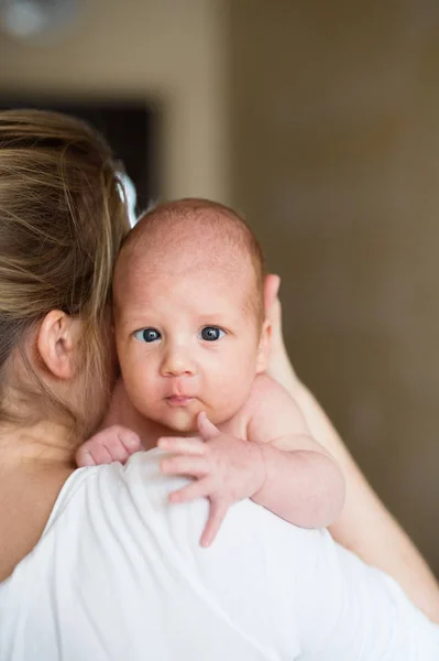 Junge Mutter mit Baby auf dem Arm nicht wiederzuerkennen — Stockfoto