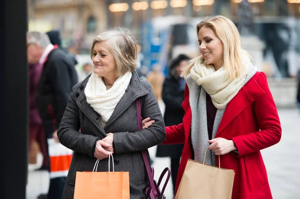 Women window shopping in centre of the city. Winter — Stock Photo, Image
