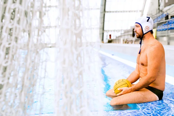 Jogador de pólo aquático em uma piscina . — Fotografia de Stock