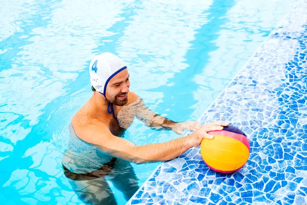 Waterpolospeler in een zwembad. — Stockfoto