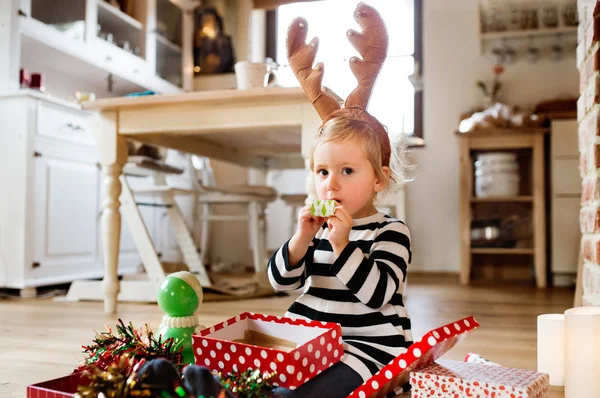 Meisje bij Kerstmis partij fluiten blazen. — Stockfoto