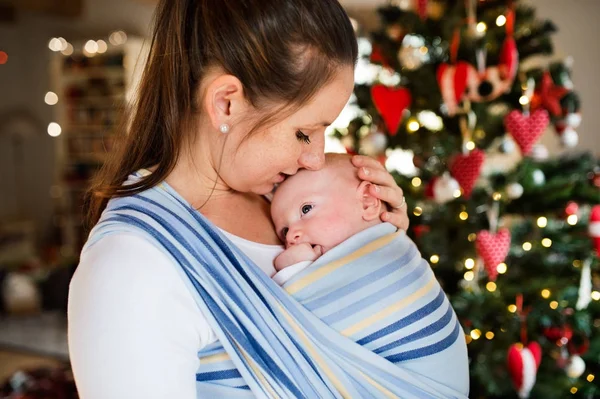Młoda kobieta z baby boy w okresie Bożego Narodzenia. — Zdjęcie stockowe