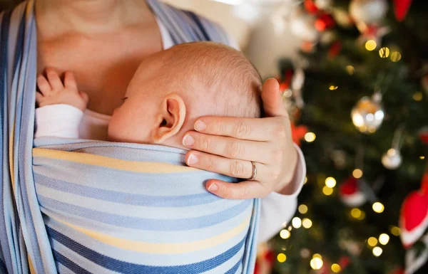 Tanınmayan bir bebek çocuk Noel zamanda kadınla. — Stok fotoğraf