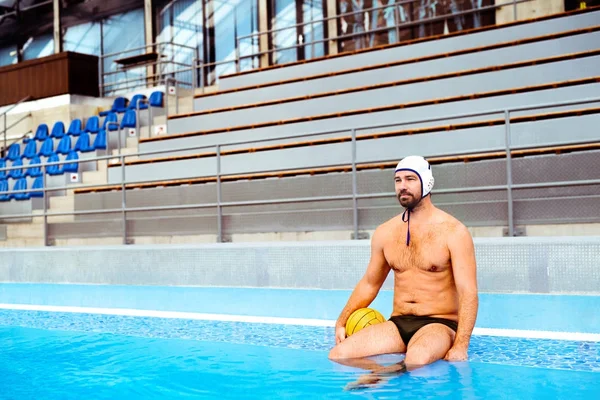Jugador de waterpolo en una piscina . —  Fotos de Stock
