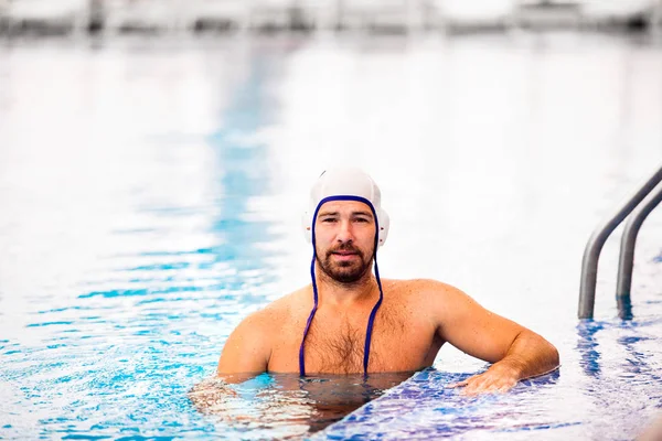 Waterpolospeler in een zwembad. — Stockfoto