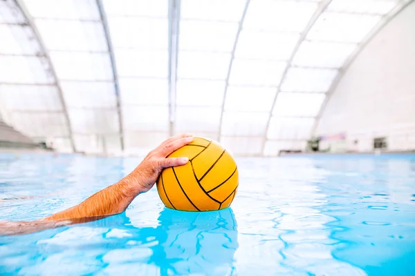 Umrecognizable water polo speler in een zwembad. — Stockfoto