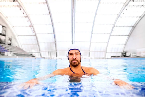 Waterpolospeler in een zwembad. — Stockfoto