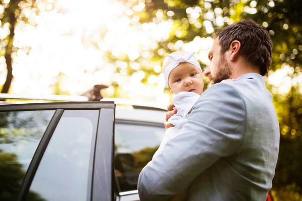 Tânărul tată cu fetiţa lui care intră în maşină . — Fotografie, imagine de stoc