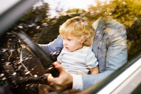 작은 아들과 함께 차를 운전 하는 남자. — 스톡 사진