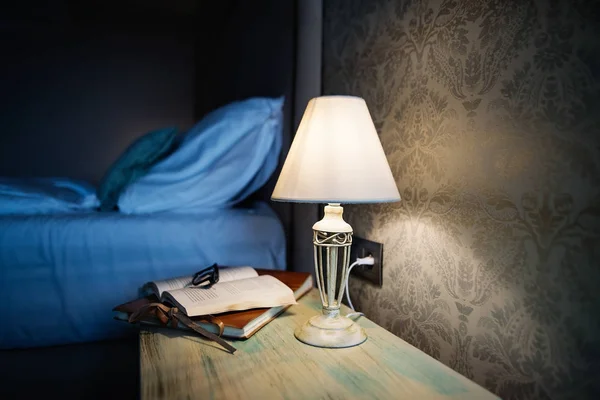 Hotel room in the evening. — Stock Photo, Image