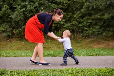 Küçük çocuk annesi ilk adımlar ile.
